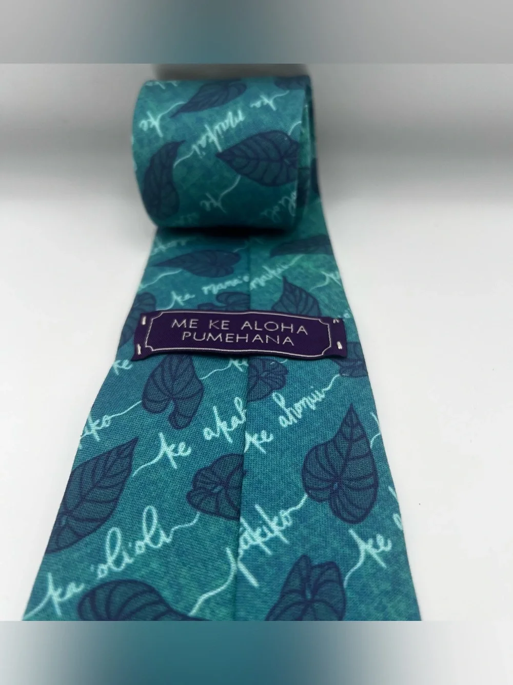Men's Teal Leaf-Pattern Tie - Elegant Script Design